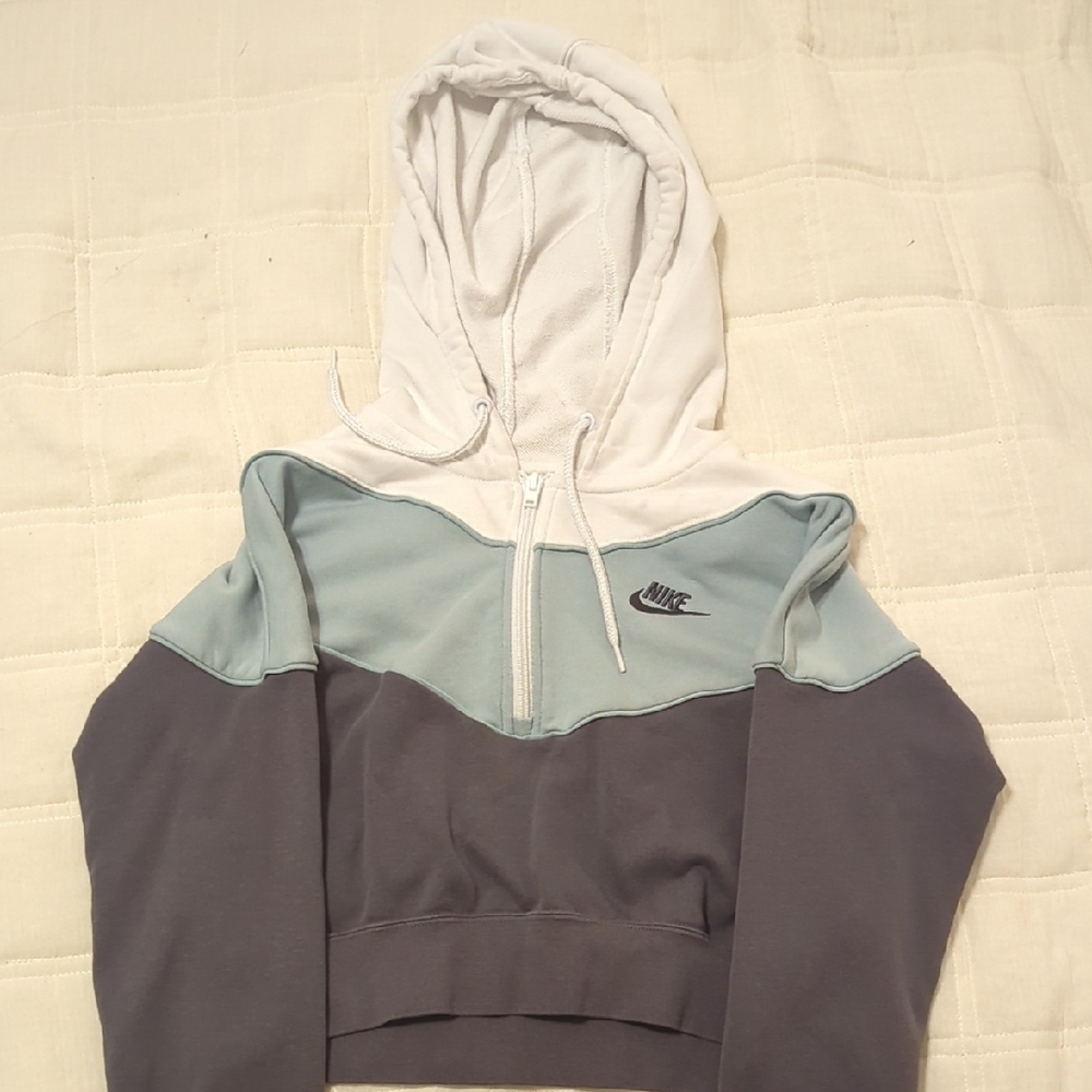 Nike Colorblock Cropped Half-Zip Hoodie in White, Light Blue & Charcoal